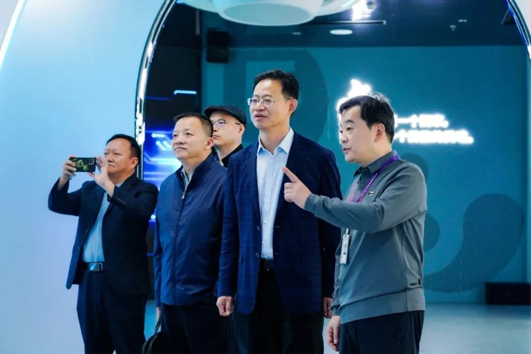 国家广电总局发展研究中心一行赴爱游戏励丰文化调研指导