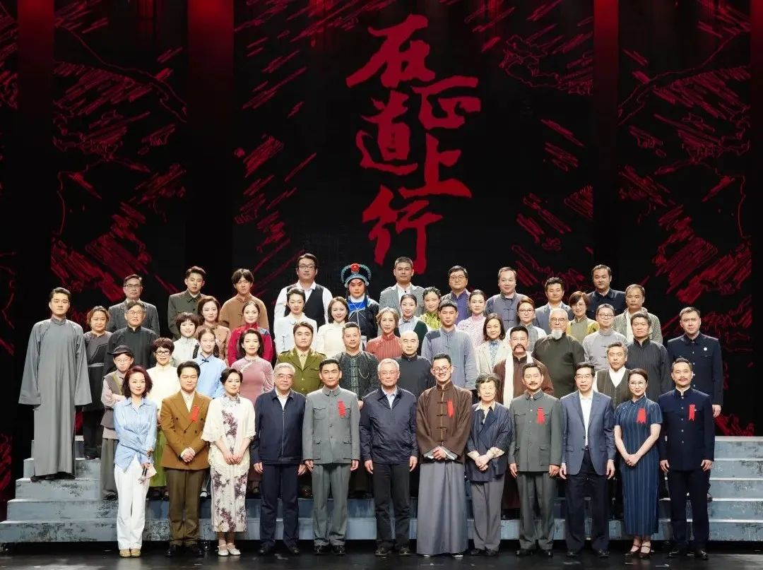 爱游戏·蓝硕以科技赋能话剧《在正道上行》圆满上演